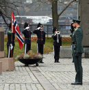 4. november: Kronprinsregenten legger ned krans i minnelunden på Akershus Festning under markeringen av Forsvarets minnedag. Foto: Sven Gj. Gjeruldsen, Det kongelige hoff